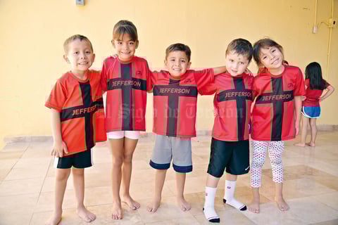21082017 FELICES.  Ian, Camila, Mateo, Leo y Romina.