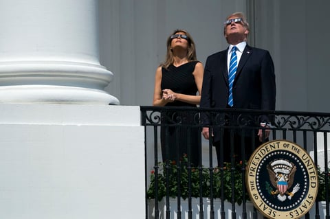 El propio presidente estadounidense, Donald Trump, y su esposa, Melania, se asomaron hoy al balcón del segundo piso de la Casa Blanca para ver el eclipse total de sol.