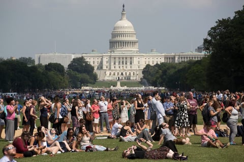 Estadounidenses se congregaron en diversos puntos de sus ciudades para ver el eclipse.