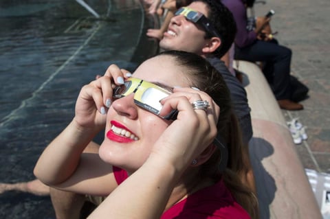 En los últimos días se han ido agotando las existencias de gafas especiales para su visualización, ya que las autoridades han insistido en alertar de que observarlo de manera frontal y con lentes no adecuadas puede causar daños irreparables para la vista.