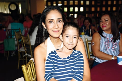 22082017 CONTENTAS.  Titina y Mila.