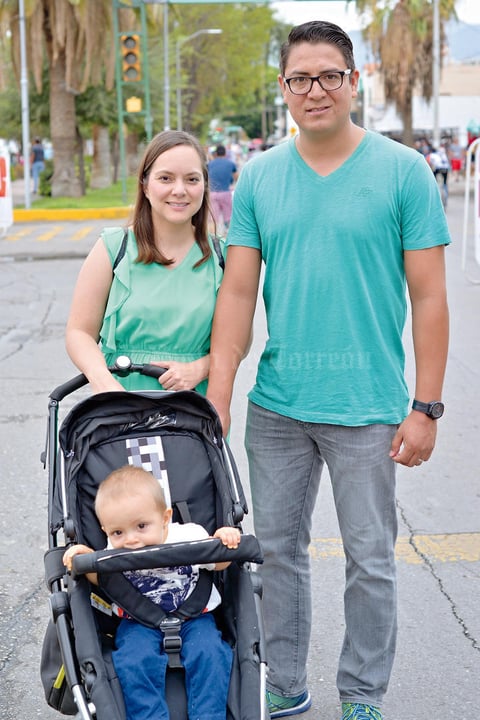 25082017 DE PASEO.  Mario, Michelle y Damián.
