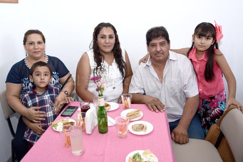 26082017 Adriana, Paulina, Jesús, Estelita y Jesús jr.