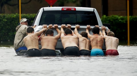 El Centro Nacional de Predicción Meteorológica del Servicio Nacional del Clima está pronosticando entre 40 y 60 centímetros más de lluvias adicionales sobre la costa media y alta de Texas, incluyendo el área de Houston, durante los próximos días, con cantidades aisladas que posiblemente alcancen los 85 centímetros.