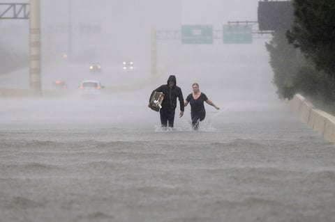 Los dos aeropuertos de Houston están cerrados.