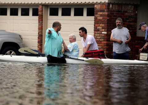 Las autoridades solicitaron a los residentes de Houston llamar al 911 solo en los casos verdaderamente urgentes, cuando sientan que sus vidas están en peligro.