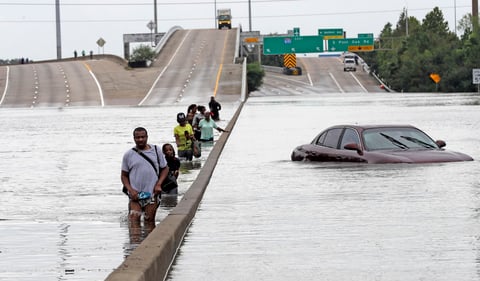 El “Buffalo Bayou”, al oeste del centro de la ciudad, se desbordó, inundando la avenida Memorial Drive y varios barrios residenciales de la zona.