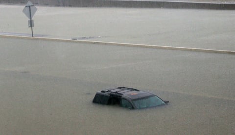 El sistema de respuestas a emergencias 911 de Houston se saturó con cientos de llamadas de personas que necesitan ser rescatadas, al inundarse sus casas.