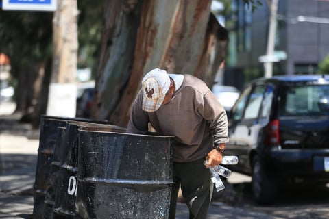 De manera constante, es posible encontrar adultos mayores buscando material entre la basura.