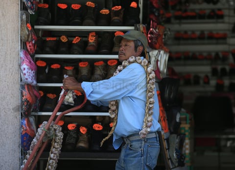 Algunos comerciantes de calle tienen toda una vida ejerciendo el oficio.