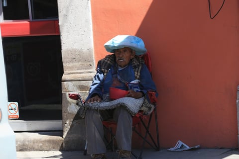 Una vez que merma la fuerza física, a algunos no les queda más que pedir una moneda.