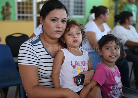 29082017 EN FAMILIA.  Lucero Ríos, Natalia Vaca y Lucía Vaca.