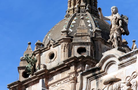 La mayoría de los problemas que muestra la Catedral Basílica Menor tienen que ver con la influencia de la humedad en sus frescos y enjarres.