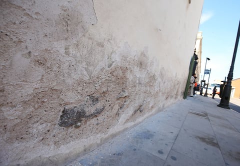 En algunos casos se erosionan y en otros acumulan adherencias producto de la condición provocada por el exceso de agua.