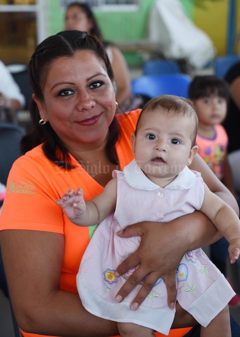 30082017 LINDA POSTAL.  Candelaria Ramos y Britany Sofía.