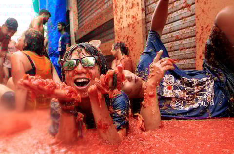 El evento se celebra en una región donde se cultivan tomates, inspirado por una guerra de comida entre niños locales en 1945.
