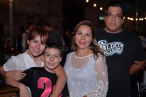 31082017 FIESTA EN LA CALLE.  Cristy, Luis Armando, Ana y Toño.