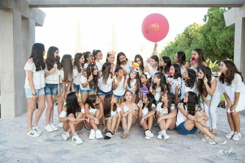 Camila con sus amigas