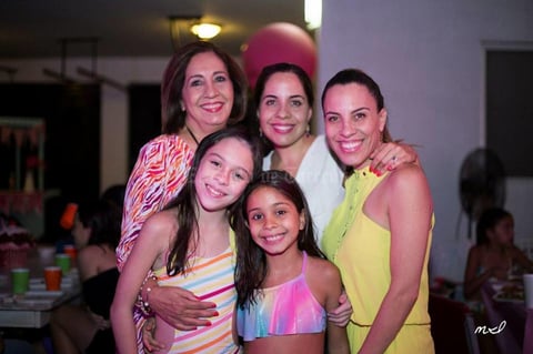 Con su abuelita, Carmen, su mamá, Valeria, su tía, Maricarmen, y su prima, Roberta