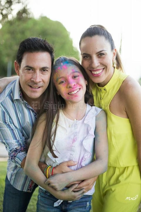 Con sus papás, Adrián y Valeria