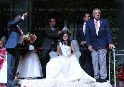 Luego de sus discursos, las autoridades procedieron con la coronación.