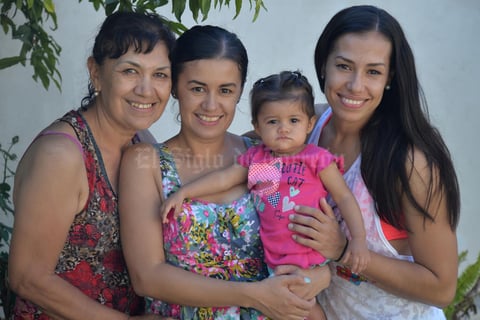 02092017 EN FAMILIA.  Yolanda, Erika, Emma y Rocío.