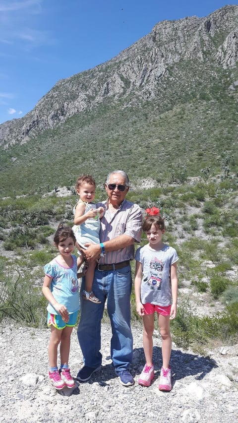 02092017 EN MAPIMÃ­.  Manuel Leal con Isabel, Aitana y Ainhoa.