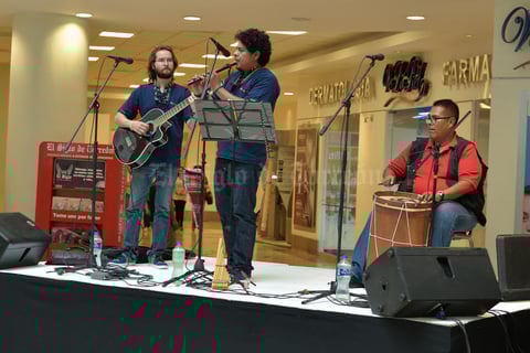 03092017 Los músicos dieron una gran demostración sobre el escenario.