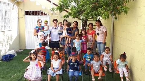 03092017 DE FIESTA.  Maestras y niños de la Guardería Benavente en el cumpleaños de Isabel Kamp con su abuela, Asun, Ainhoa y Aitana.