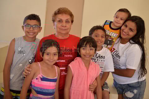 03092017 CELEBRA SU CUMPLEAñOS.  María Estela con Emiliano, Camila, Ximena, Paquito, Karen y Santiago.
