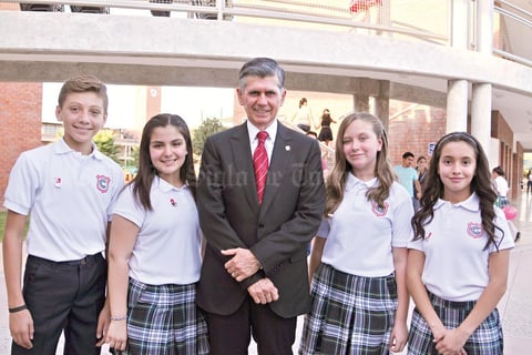 03092017 EN EVENTO ESCOLAR.  Carlos Armando, Paola, Ing. Jaime, Hanna y Andrea.