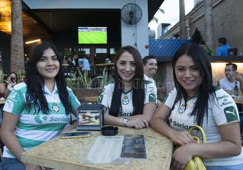 05092017 APOYAN AL SANTOS.  Karina, Ruby y Fanny.