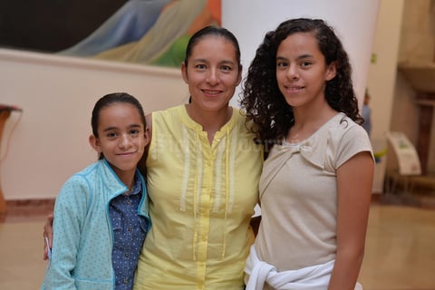 05092017 EN EL TEATRO.  Luz, Flor y Sofía.