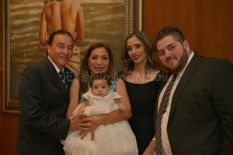09092017 María Elena Valenciana Velasco, sus papás, María Elena Velasco Landeros y José Luis Valenciana Velasco, y sus padrinos, Gabriela Martínez Macías y Carlos López Ávila.