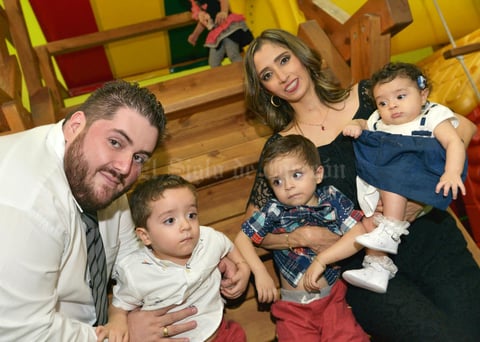 09092017 María Elena, sus hermanos, José Luis y José María, y sus papás, María Elena Velasco Landeros y José Luis Valenciana Velasco.