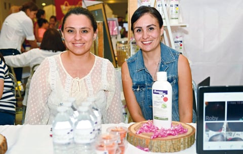 10092017 POSAN PARA LA FOTO.  Mariel y Malú.