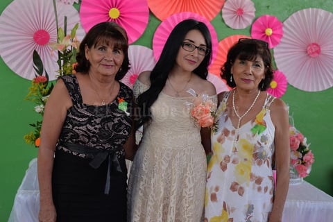 10092017 DESPIDEN SU SOLTERíA.  Karla Vázquez lució feliz el día de su recepción prenupcial. En la imagen, la acompañan Tere y Blanca Vázquez.