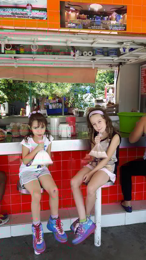 10092017 EN EL BOSQUE.  Aitana y Ainhoa.