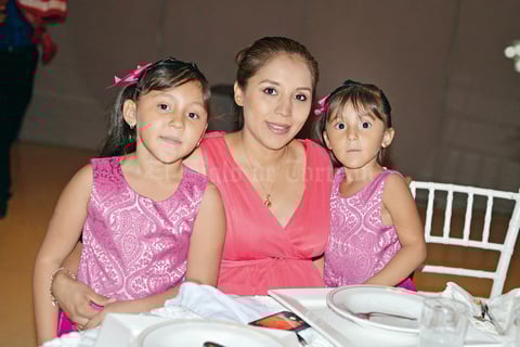 10092017 Paulina y Sofía Crispín Balderas y su mamá, Lucero Balderas Mares.