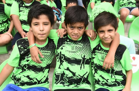 12092017 POSAN PARA LA FOTO.  Valentin, Jardel y Carlos Antonio.