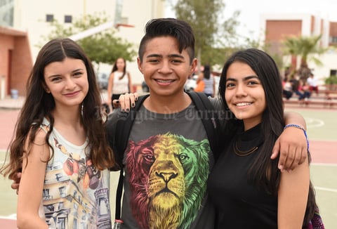 12092017 ENTRE CLASES.  Andrea, Iván y Mariana.