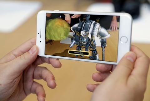 Por otro lado, el iPhone X será compatible con un sistema para cargar sus baterías sin requerir de cargadores con cables.