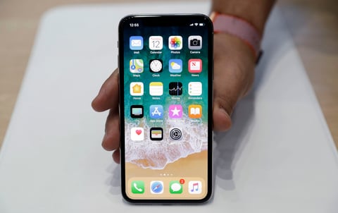 El iPhone X también incorporará mejoras en sus prestaciones fotográficas y en sus baterías, que durarán dos horas más que las del iPhone 7.