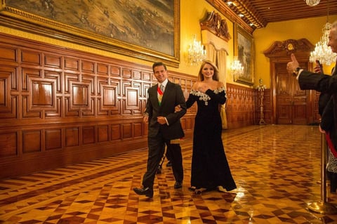 Finalmente, para este 2017, Angélica Rivera sorprendió con un vestido negro a los hombros diseñado por Armando Mafud.