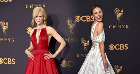 Con atrevidos tonos rojos, verdes, rosados o metálicos, las estrellas de la televisión iluminaron hoy la alfombra roja de la 69 edición de los premios Emmy, los galardones más importantes de la pequeña pantalla y que se celebran esta noche en Los Ángeles.