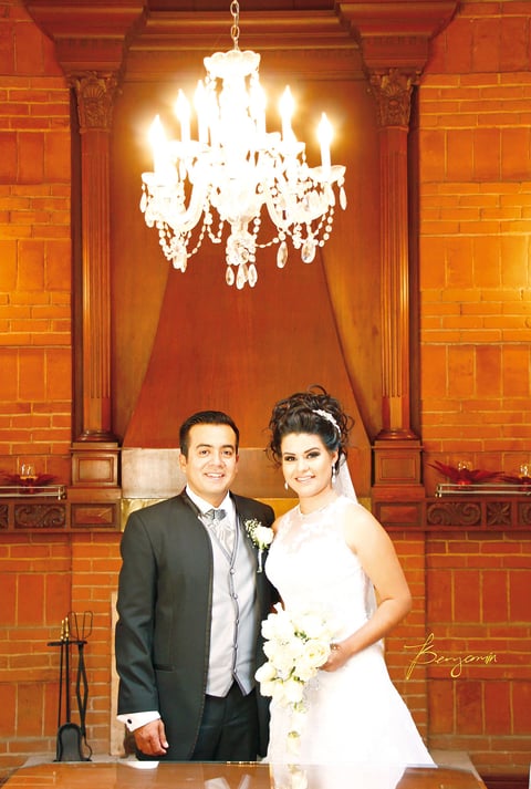17092017 Ing. Ramsés Omar Martínez Estevané y Lic. Angélica Azucena González González se convirtieron en marido y mujer el sábado 9 de septiembre en la Parroquia del Sagrado Corazón de Jesús. - Benjamín Estudio.