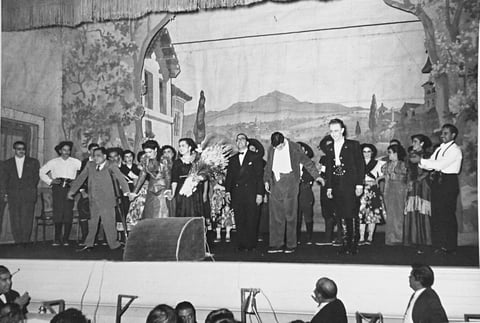 17092017 Presentación de la zarzuela “Luisa Fernanda” en el Teatro Martínez. Adelante:
Licenciado Valente Arellano, director; Victoria Chapa y Flora González, sopranos laguneras; Alejandro Villalta, director artístico; Gabriel, tenor; Demetrio González, barítono, en junio de 1952.