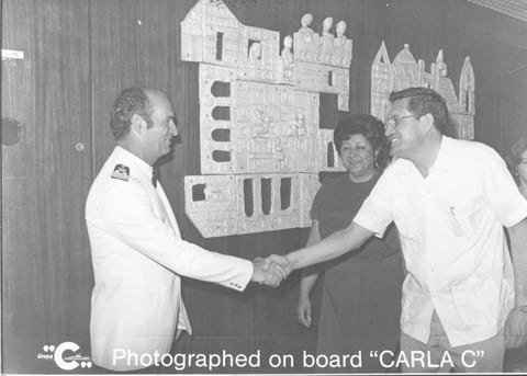 17092017 En viaje por El Caribe, Sr. Valente Enríquez Mestas y Ma. Asunción de Enríquez, saludando al capitán del barco, el italiano Salvatore Mastrolini Giardina.