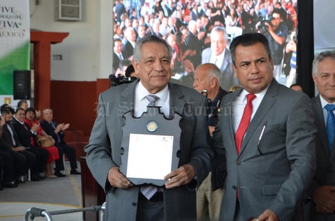 17092017 Recibiendo su reconocimiento.