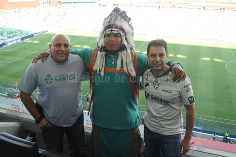18092017 APOYAN A LOS GUERREROS.  Pedro Maltos, Jefe Kikapú Andrés Aniku y Arturo Z. Cruz, en el partido Santos vs. Toluca.